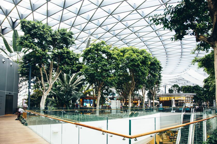 现代商业综合体与购物空间场景 · 行业场景配图